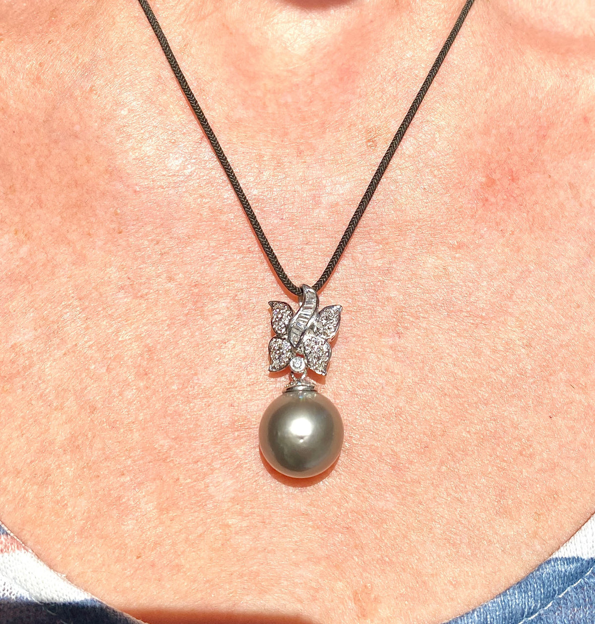Pendentif en or blanc 18 carats, perle de Tahiti et diamants