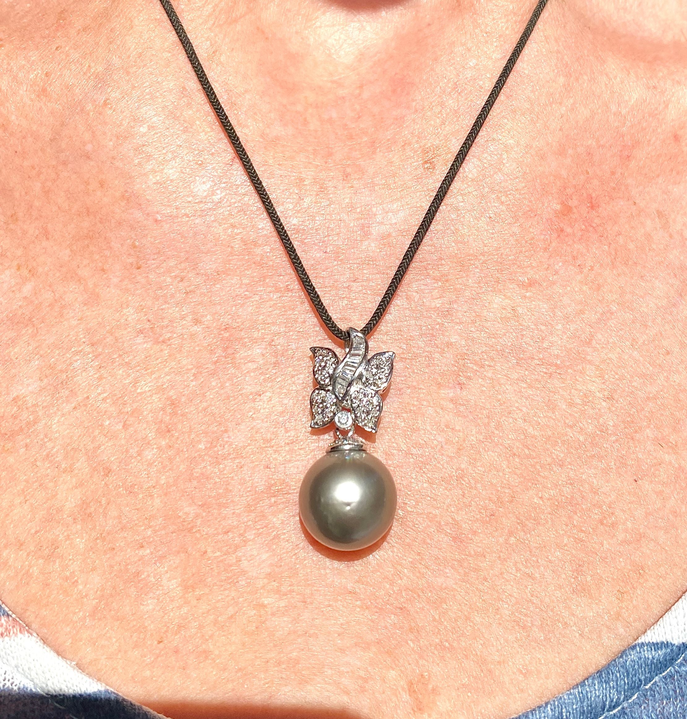 Pendentif en or blanc 18 carats, perle de Tahiti et diamants