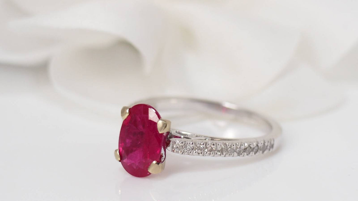 Bague en or blanc, rubis et diamants