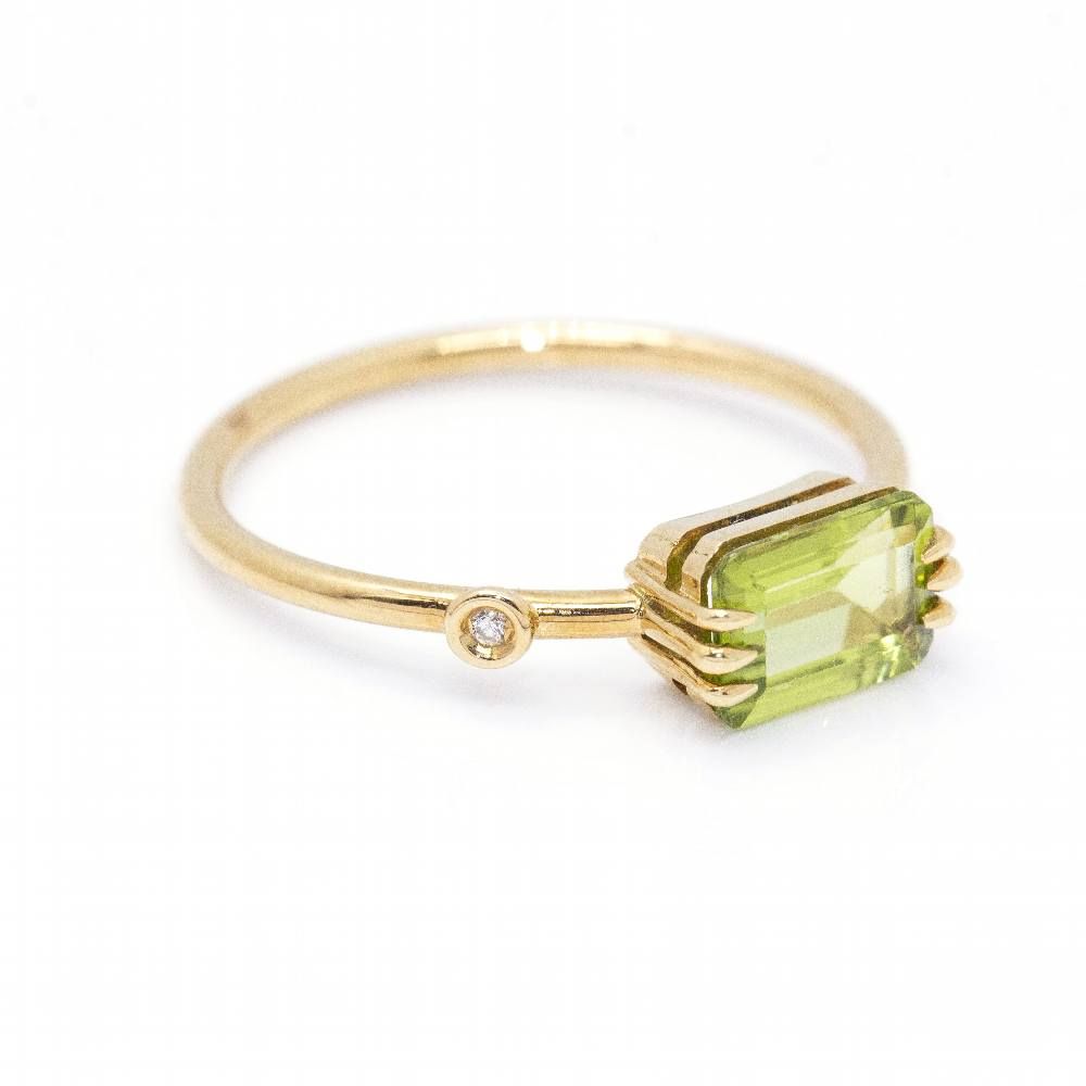 Ring in gold, peridot and diamond