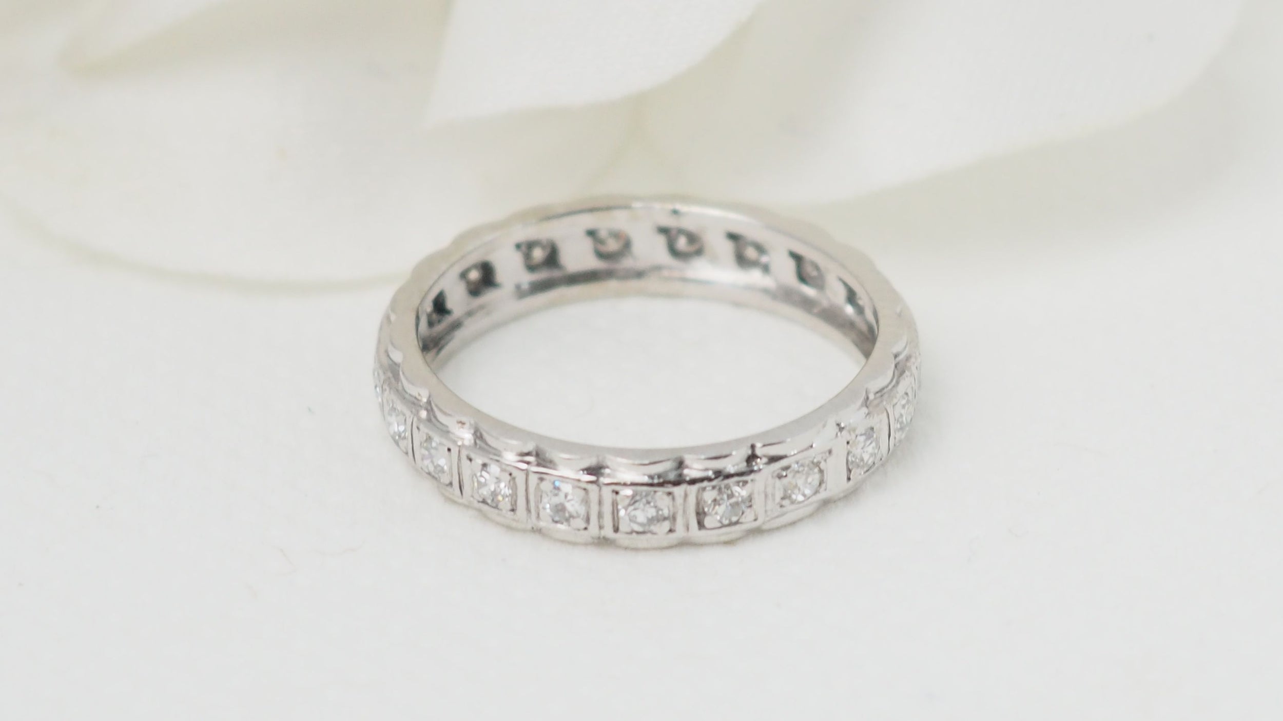 Full circle wedding ring in white gold and diamonds