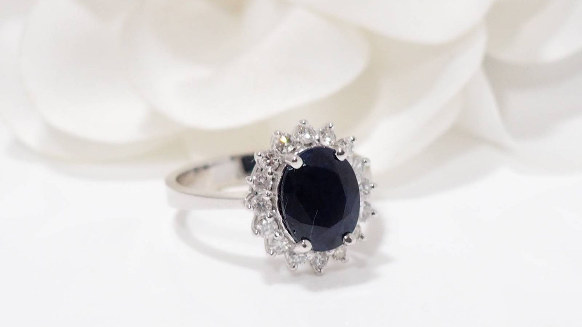 Bague en or blanc, saphir et diamants