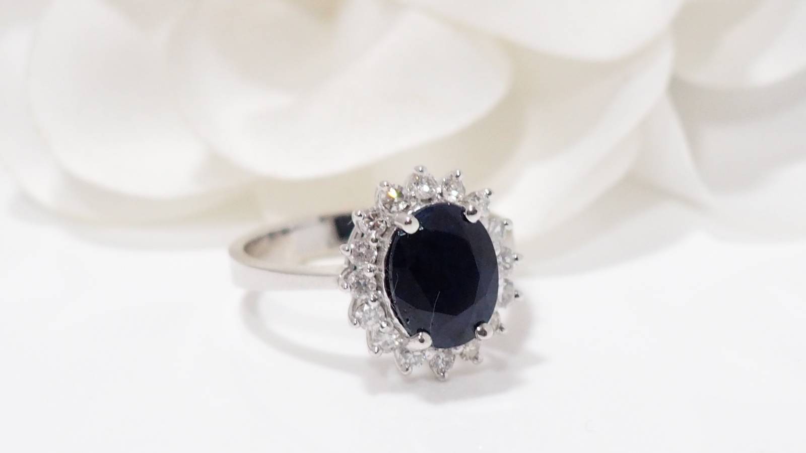 White gold, sapphire and diamond ring 