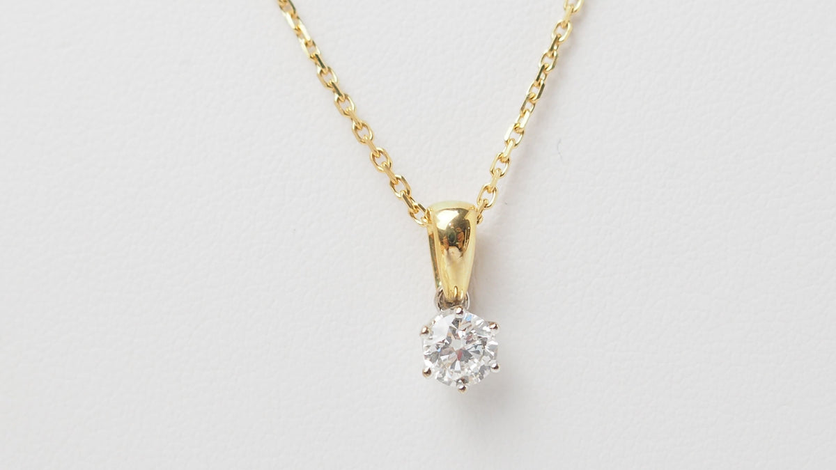 Collier soliatire en or jaune et diamants