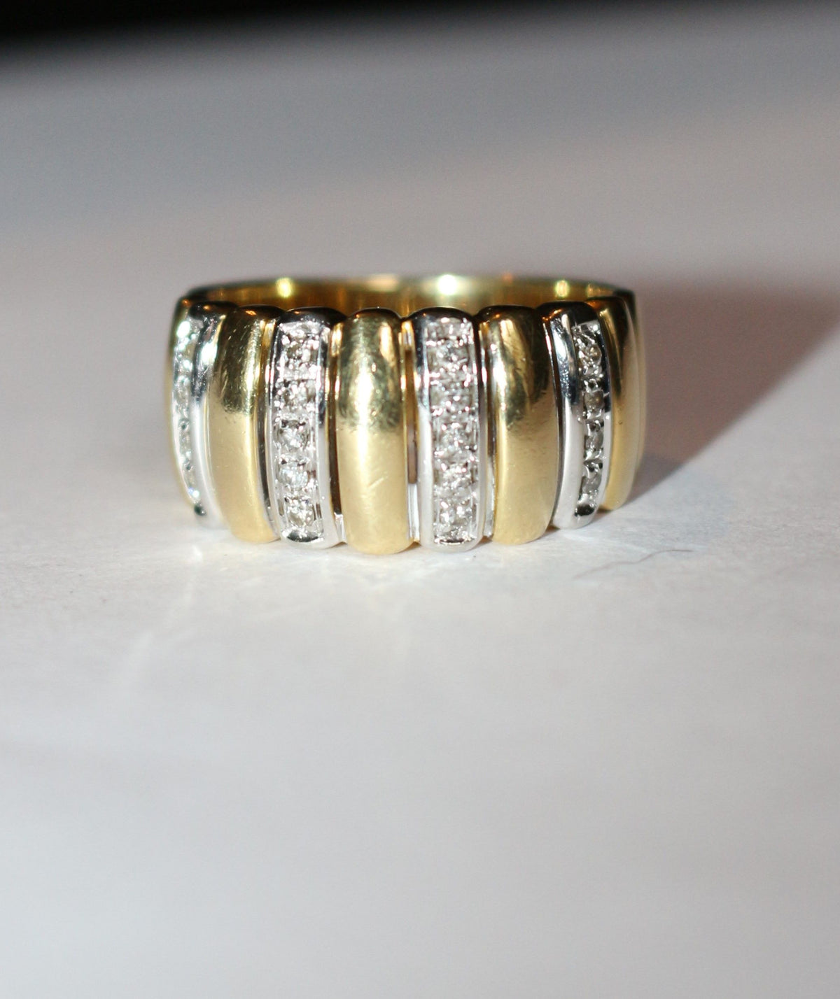 Bague bandeau godronnée deux ors et diamants