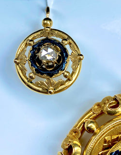 Parure : broche et boucles d’oreilles en or 18 carats, émail, diamants et perles . Epoque Napoléon III.