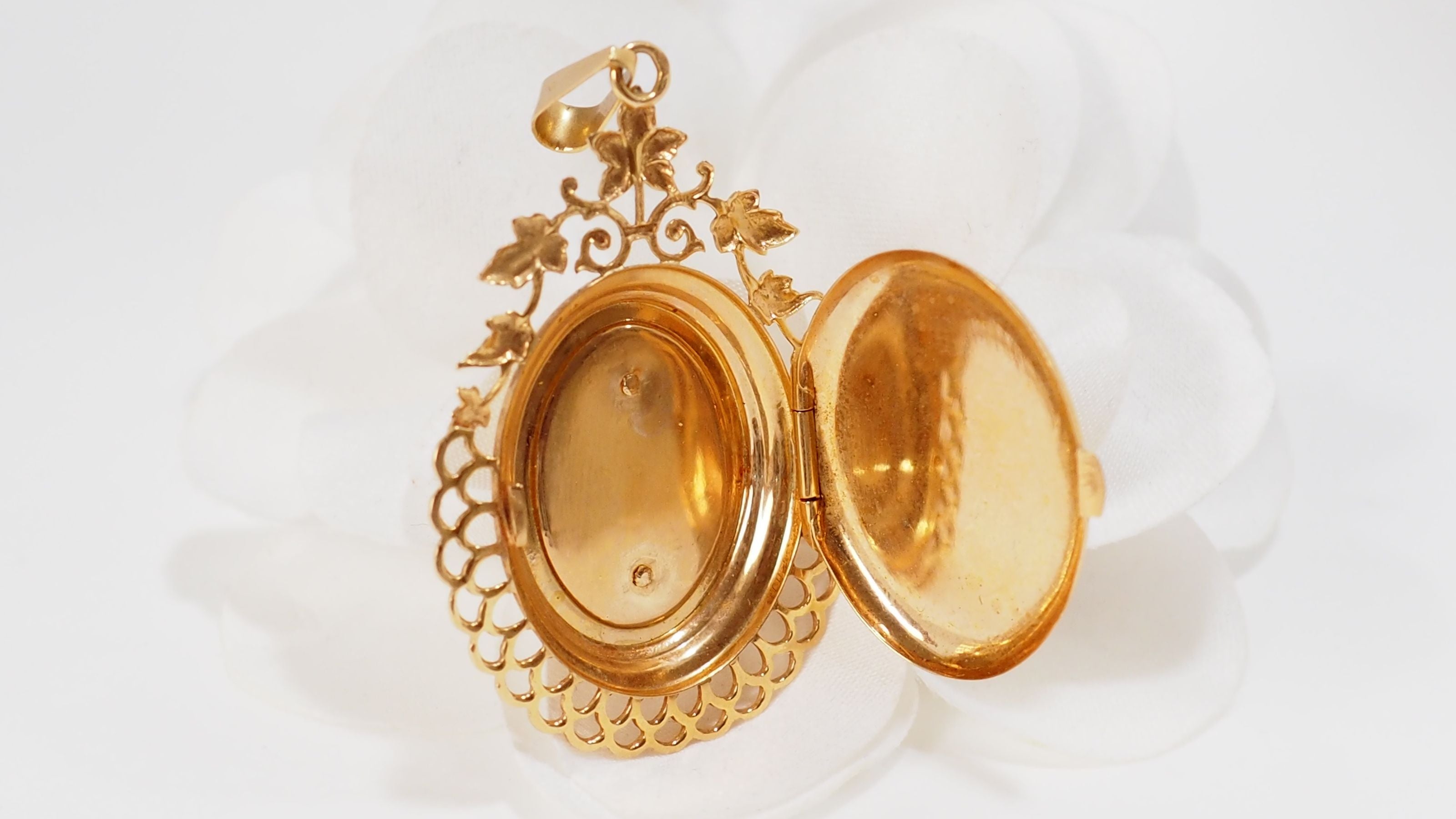 Pendentif porte photo en or jaune et émeraude