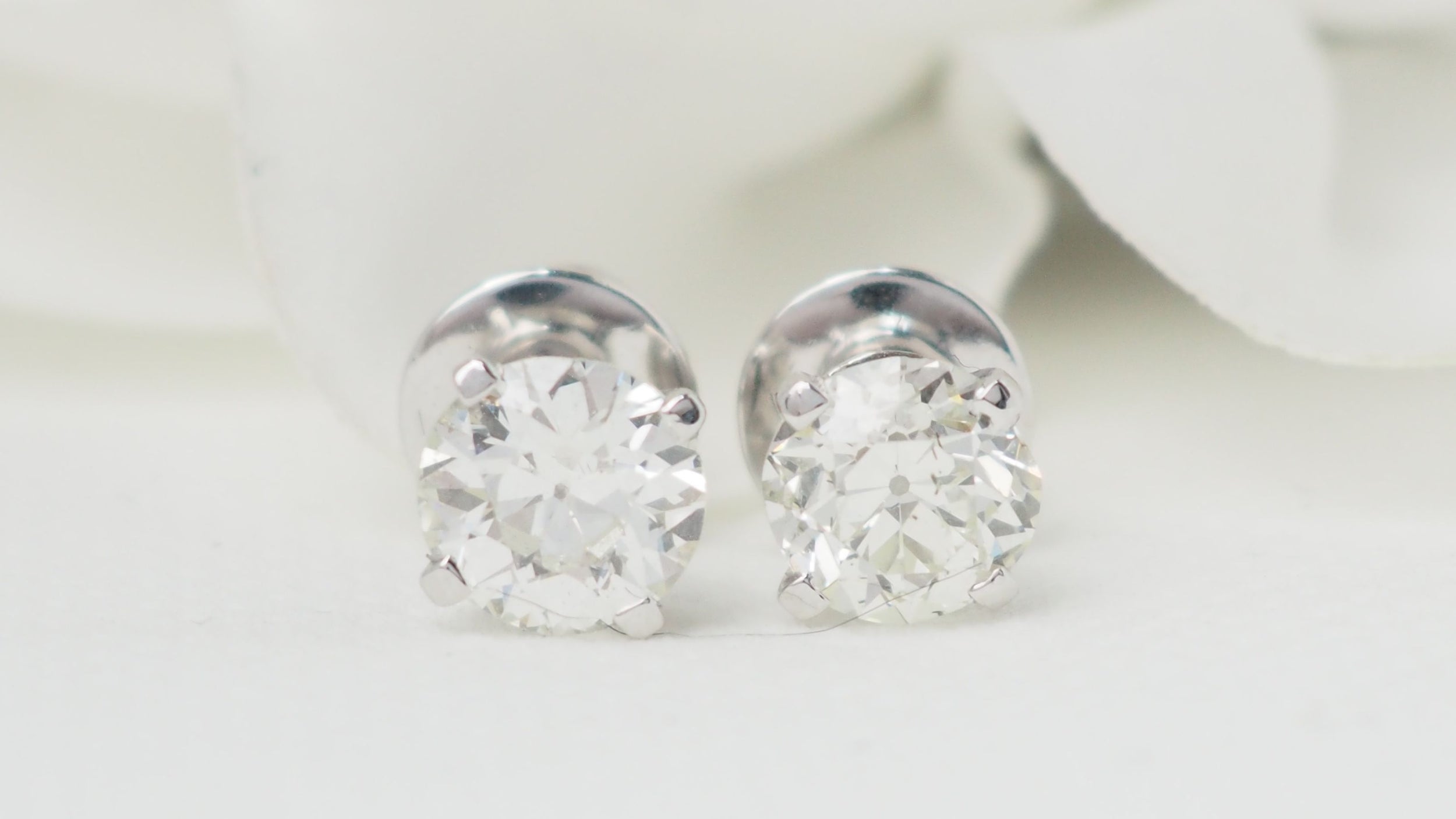 Puces d'oreilles en or blanc et diamants