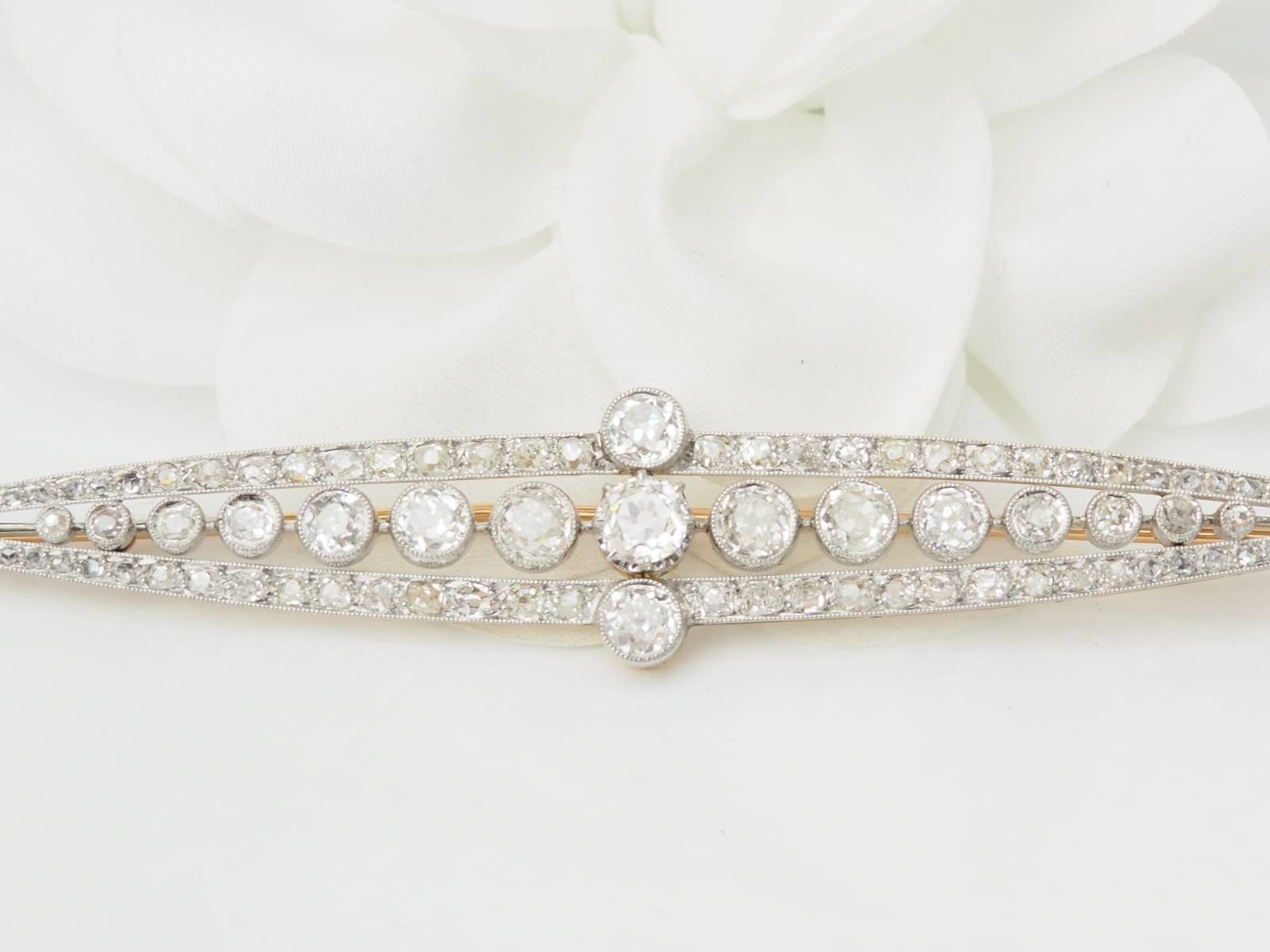 Brooch Art Deco in yellow gold and paltinium with diamonds