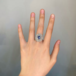 Entourage ring in white gold, sapphire and diamonds 
