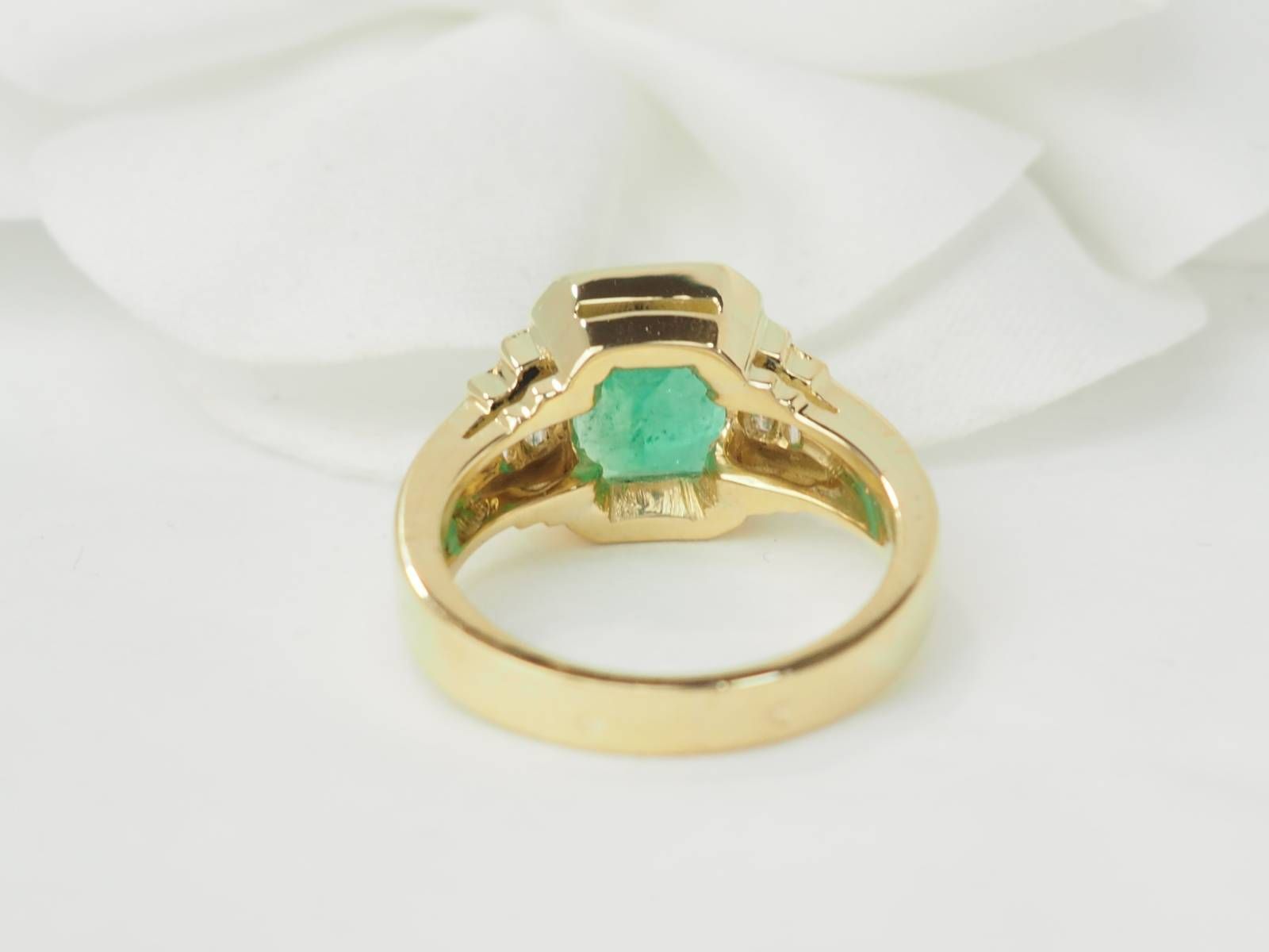 Ring in yellow gold, emerald and diamonds.
