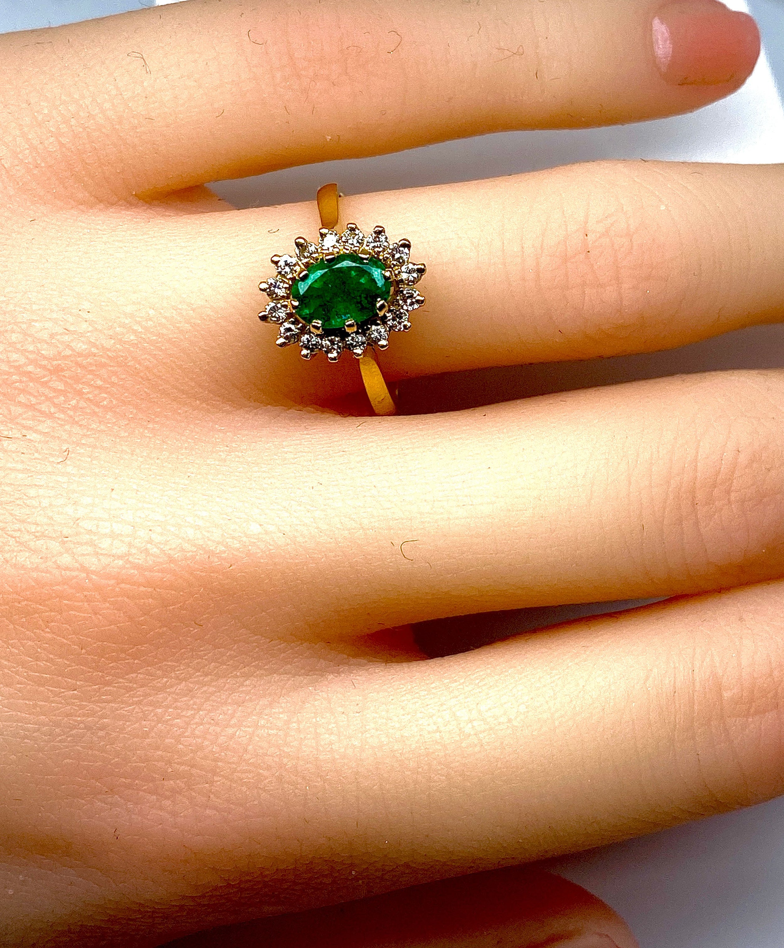 Bague marguerite en or 18 carats en émeraude et diamants