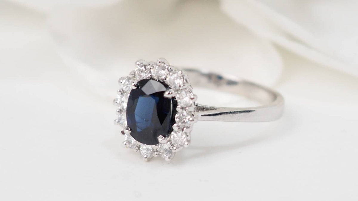 Bague marguerite en or blanc, saphir et diamants