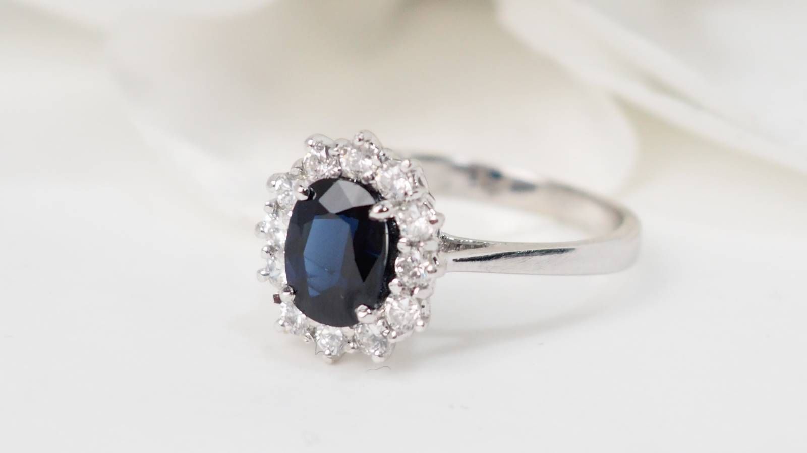 Bague marguerite en or blanc, saphir et diamants