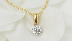 Solitaire necklace in yellow gold and diamonds 