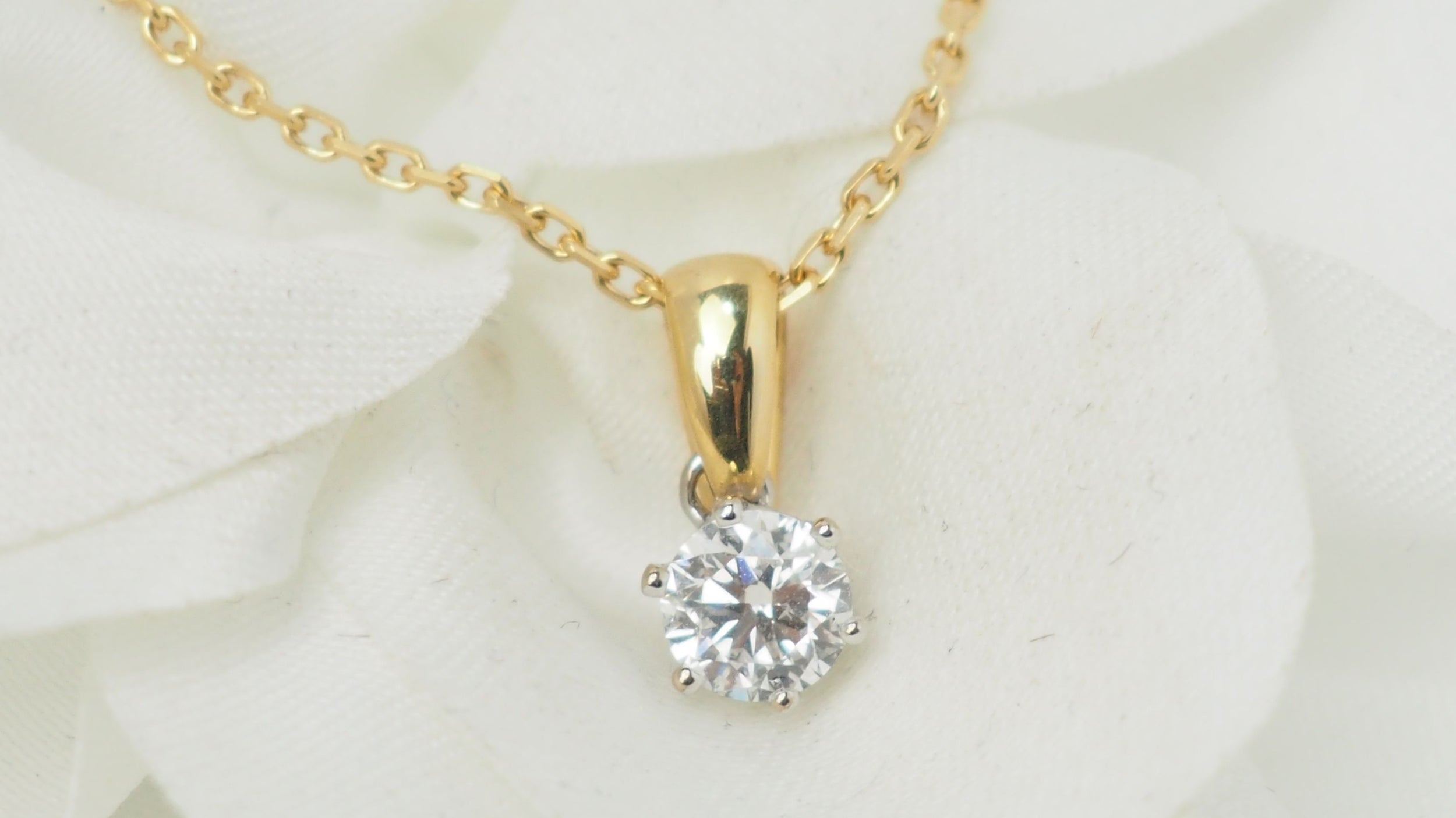 Solitaire necklace in yellow gold and diamonds 