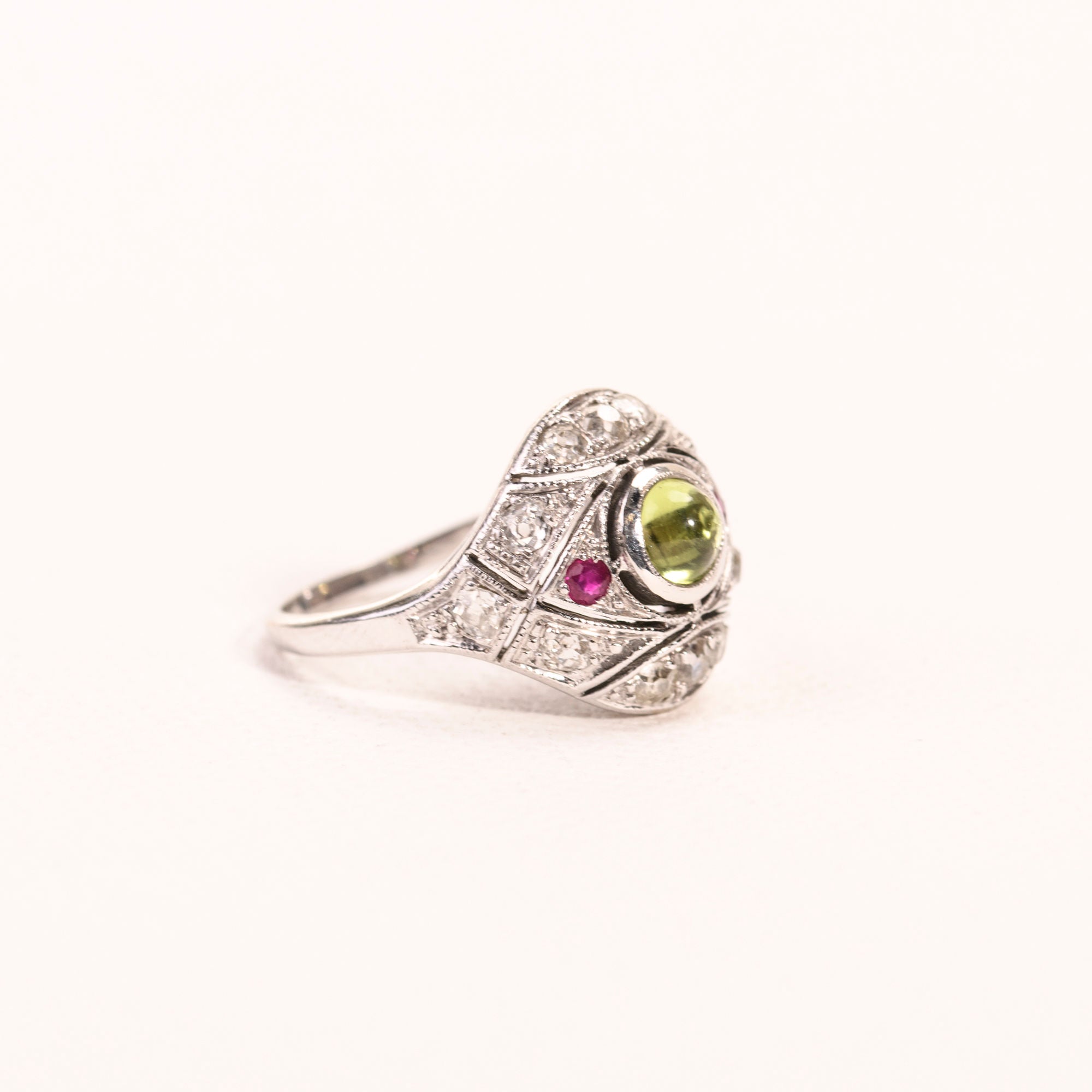 Ring Dome in white gold, peridot and ruby