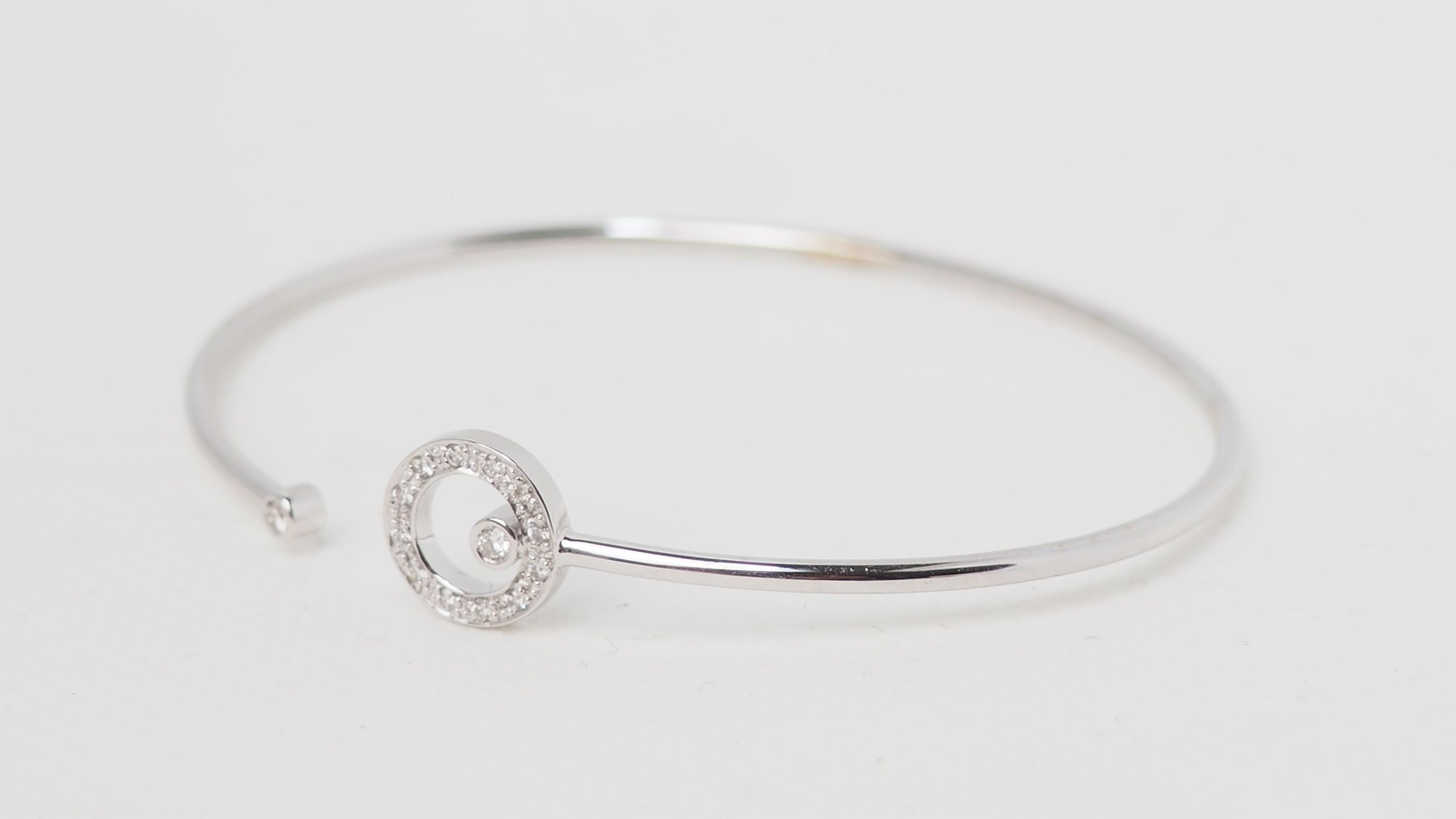 Bracelet Jonc flexible en or blanc et diamants