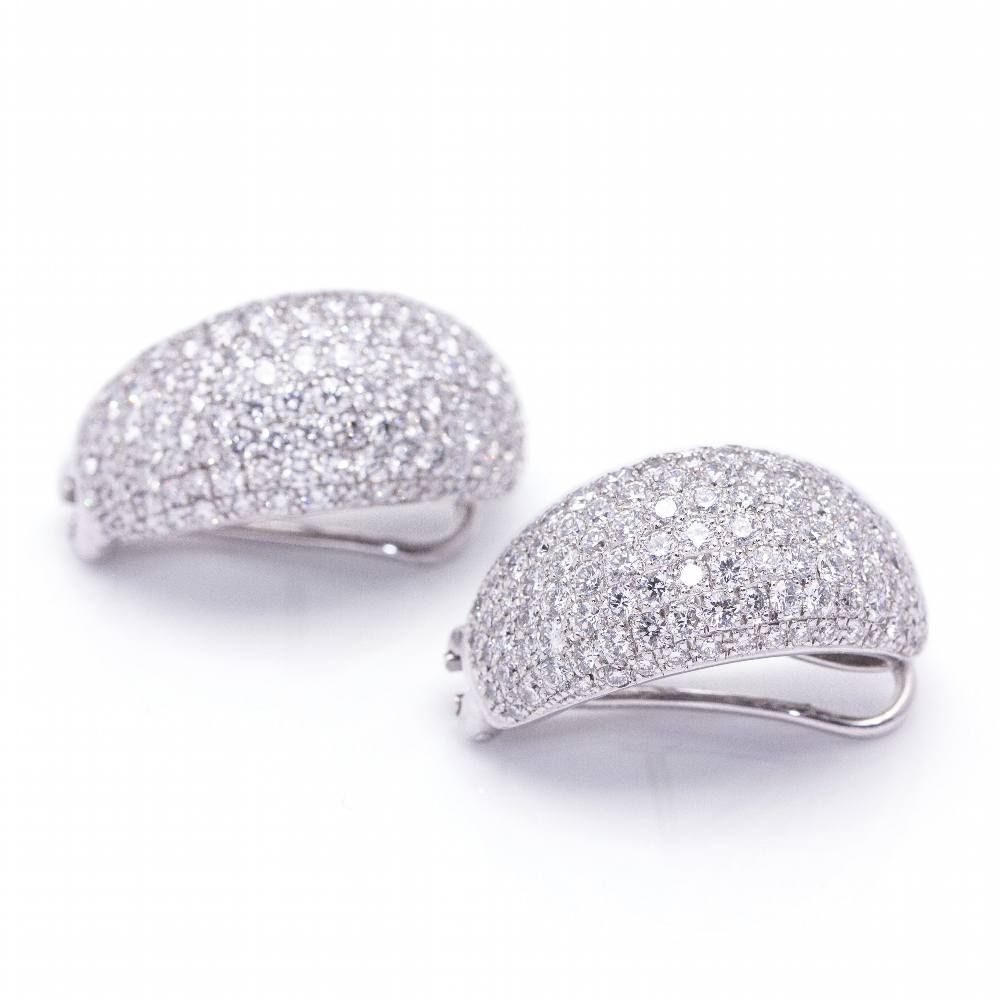 Boucles d'oreilles TAUBE en or blanc avec pavé de diamants