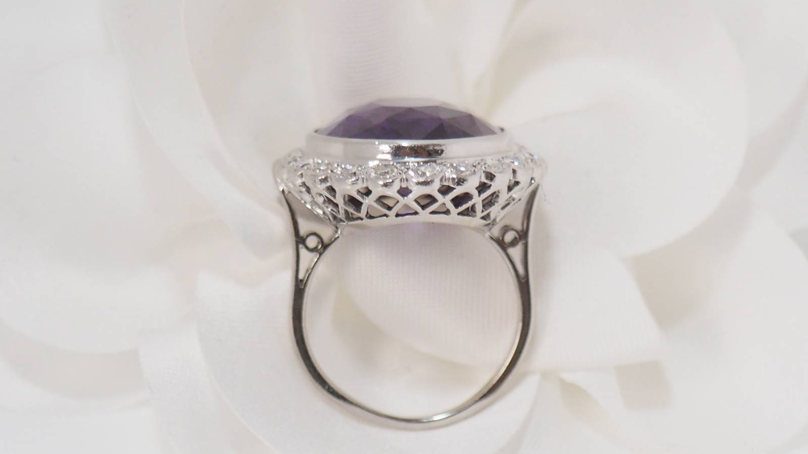 Bague or blanc et platine, corindon violet et diamants