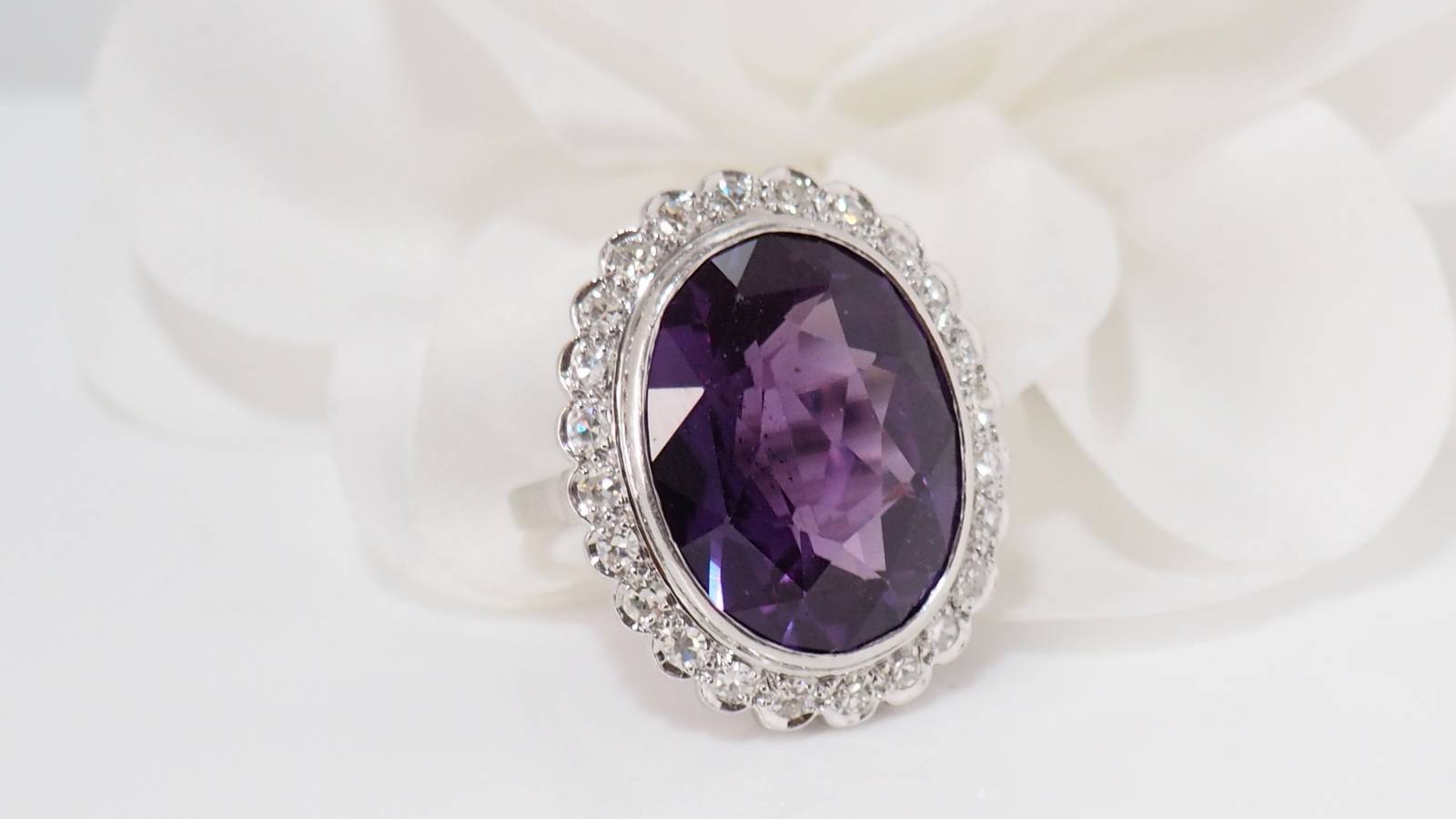 Bague or blanc et platine, corindon violet et diamants