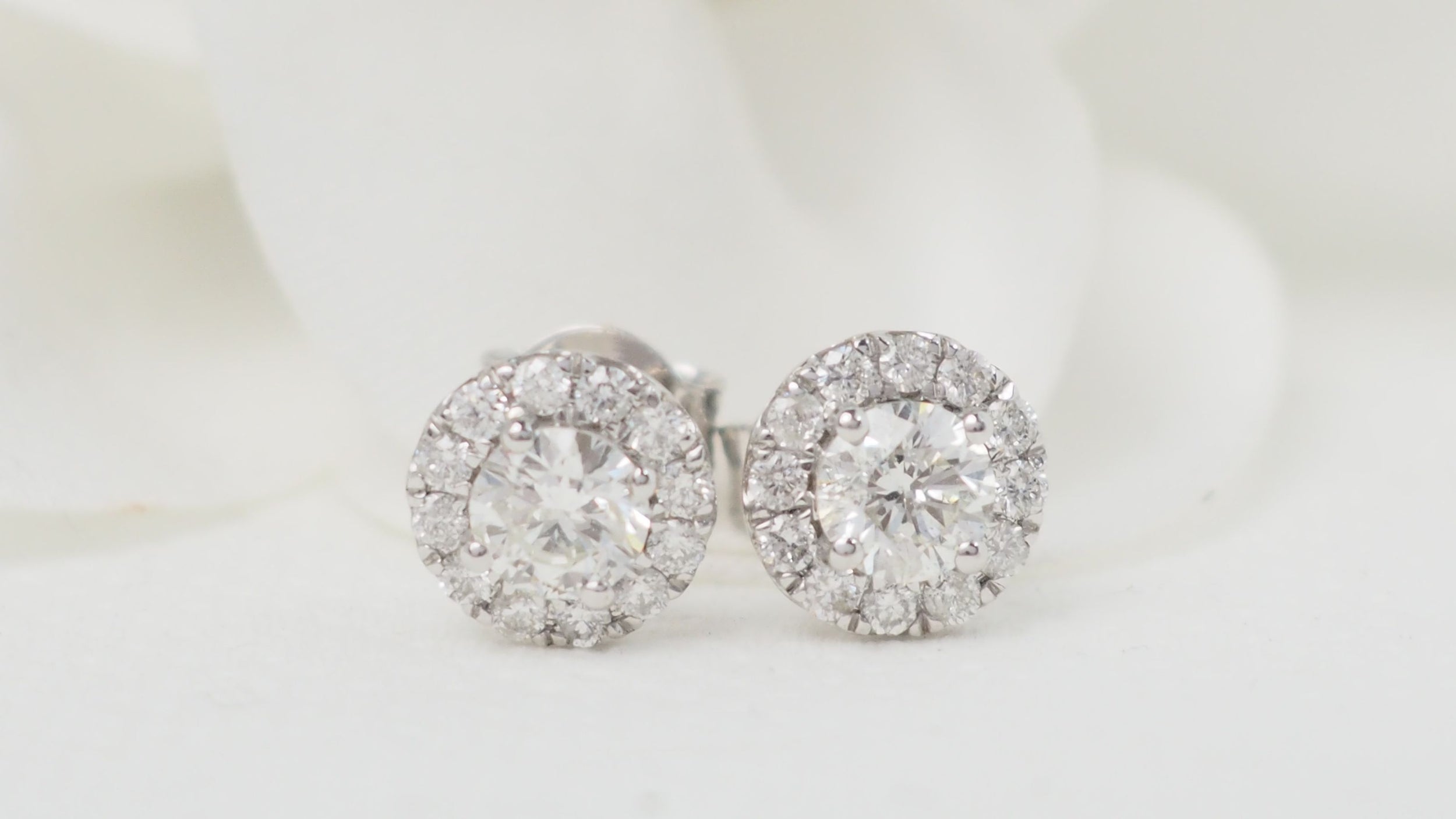 Boucles d'oreilles marguerite en or blanc et diamants