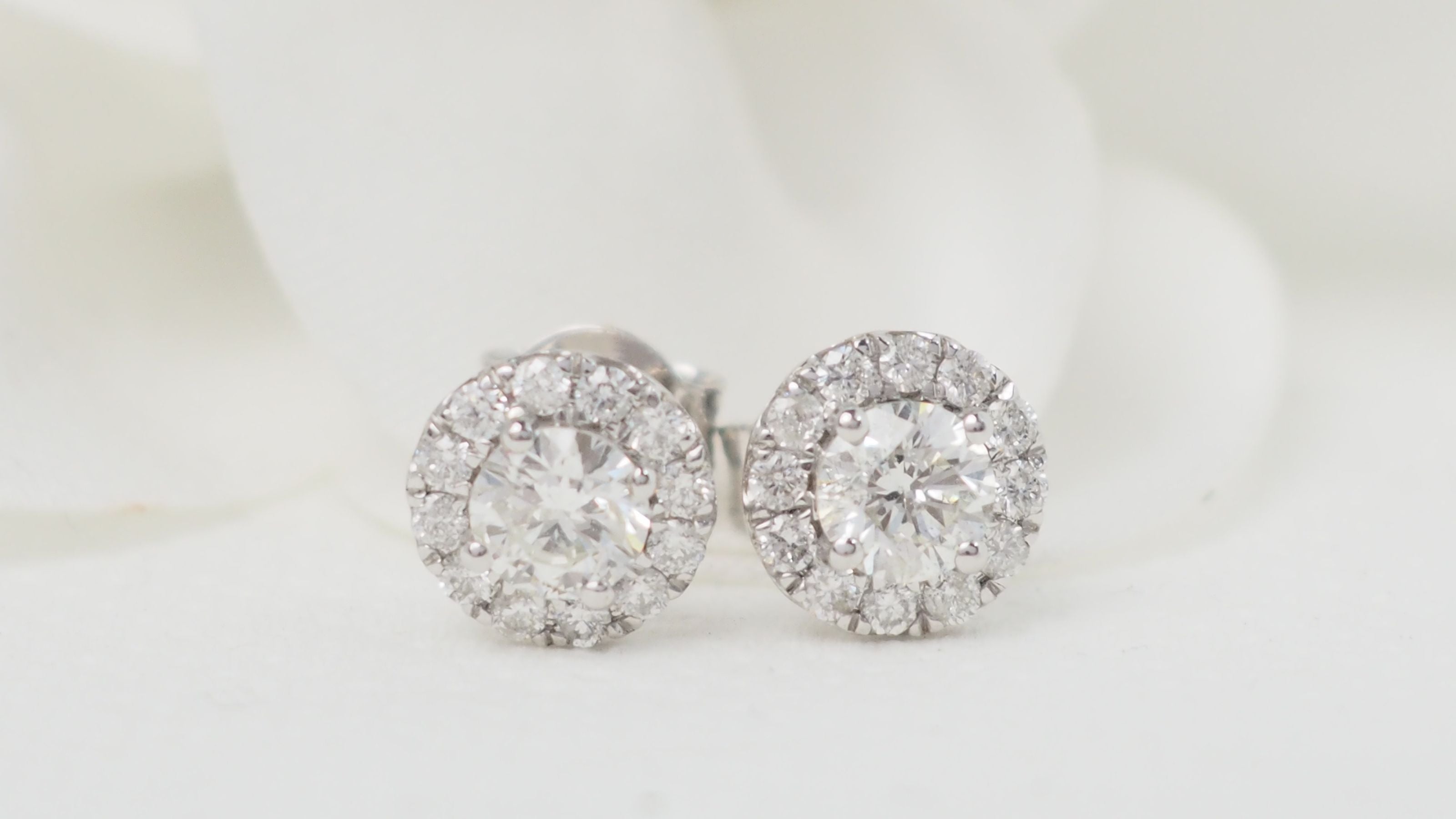 Boucles d'oreilles marguerite en or blanc et diamants