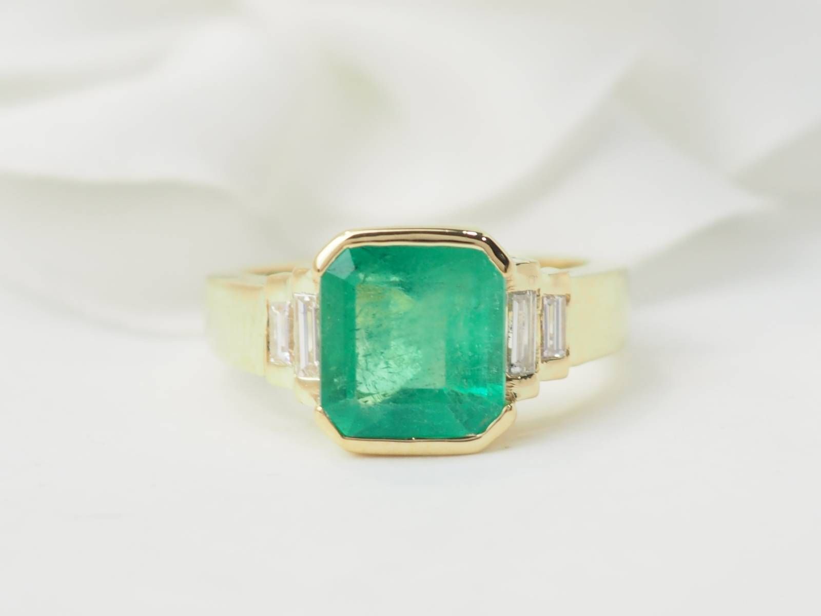 Bague en or jaune et émeraude