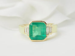 Bague en or jaune et émeraude