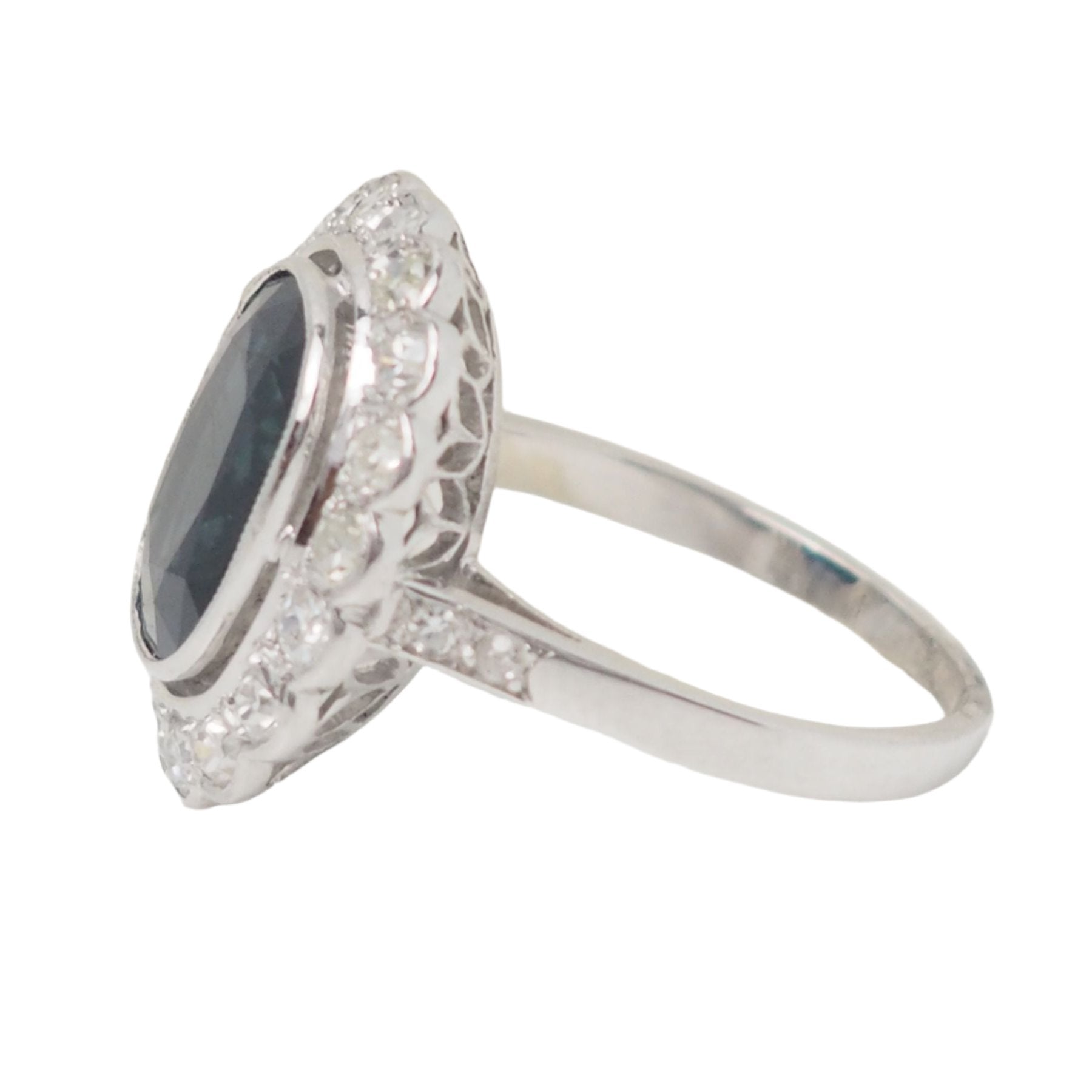 Art Deco ring in platinum, sapphire and diamonds