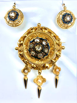 Parure : broche et boucles d’oreilles en or 18 carats, émail, diamants et perles . Epoque Napoléon III.