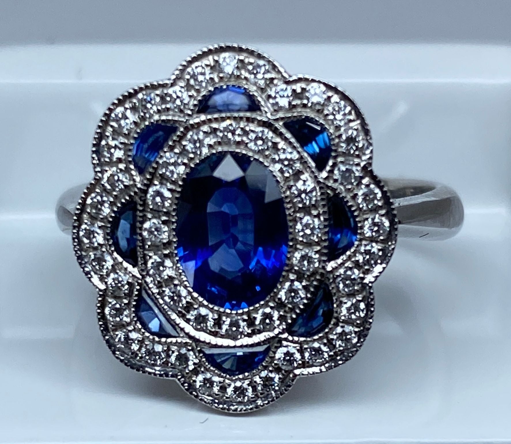 Bague marguerite en or 18 carats en saphirs et diamants