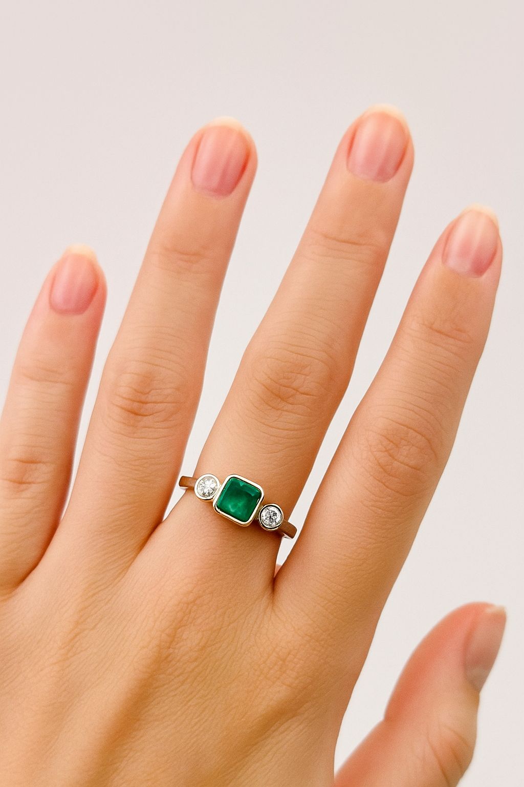 ANILLO EN ORO CON UNA ESMERALDA Y DIAMANTES