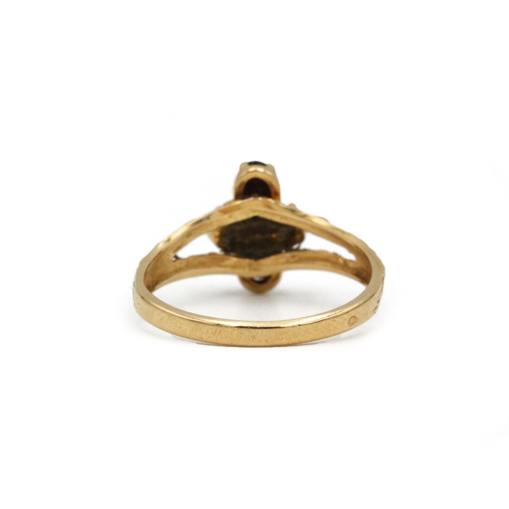 Bague en or jaune et grenats et opales