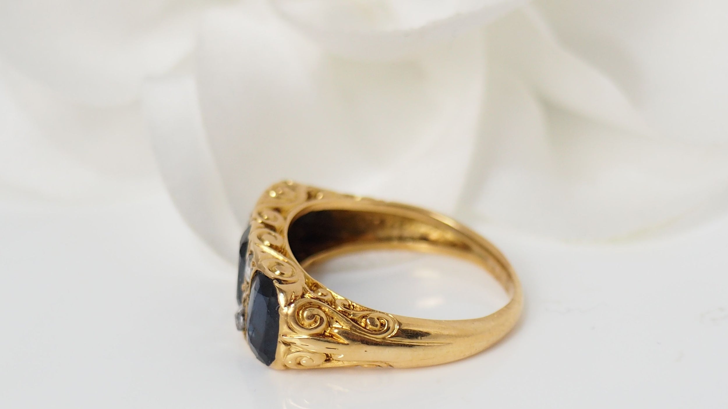 Garter ring in yellow gold, sapphires and diamonds 