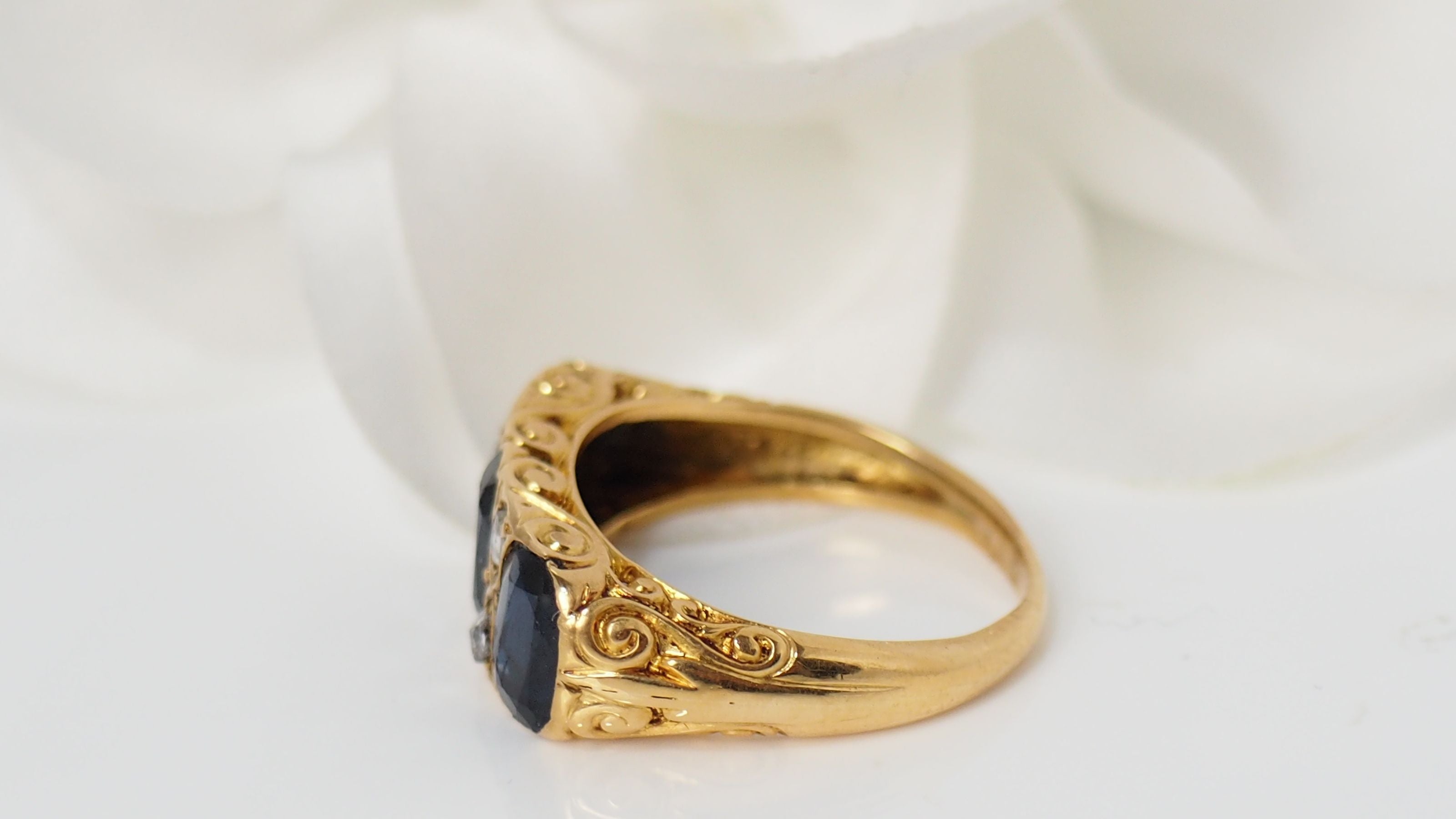 Garter ring in yellow gold, sapphires and diamonds 