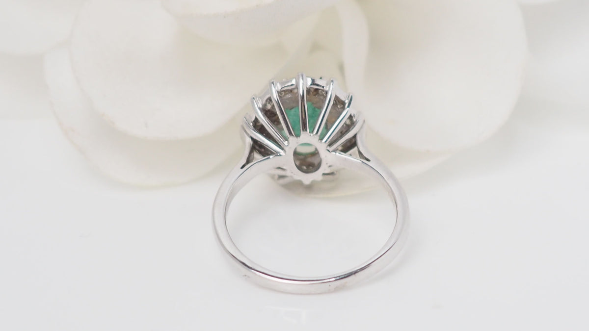 Bague marguerite en or blanc émeraude et diamants