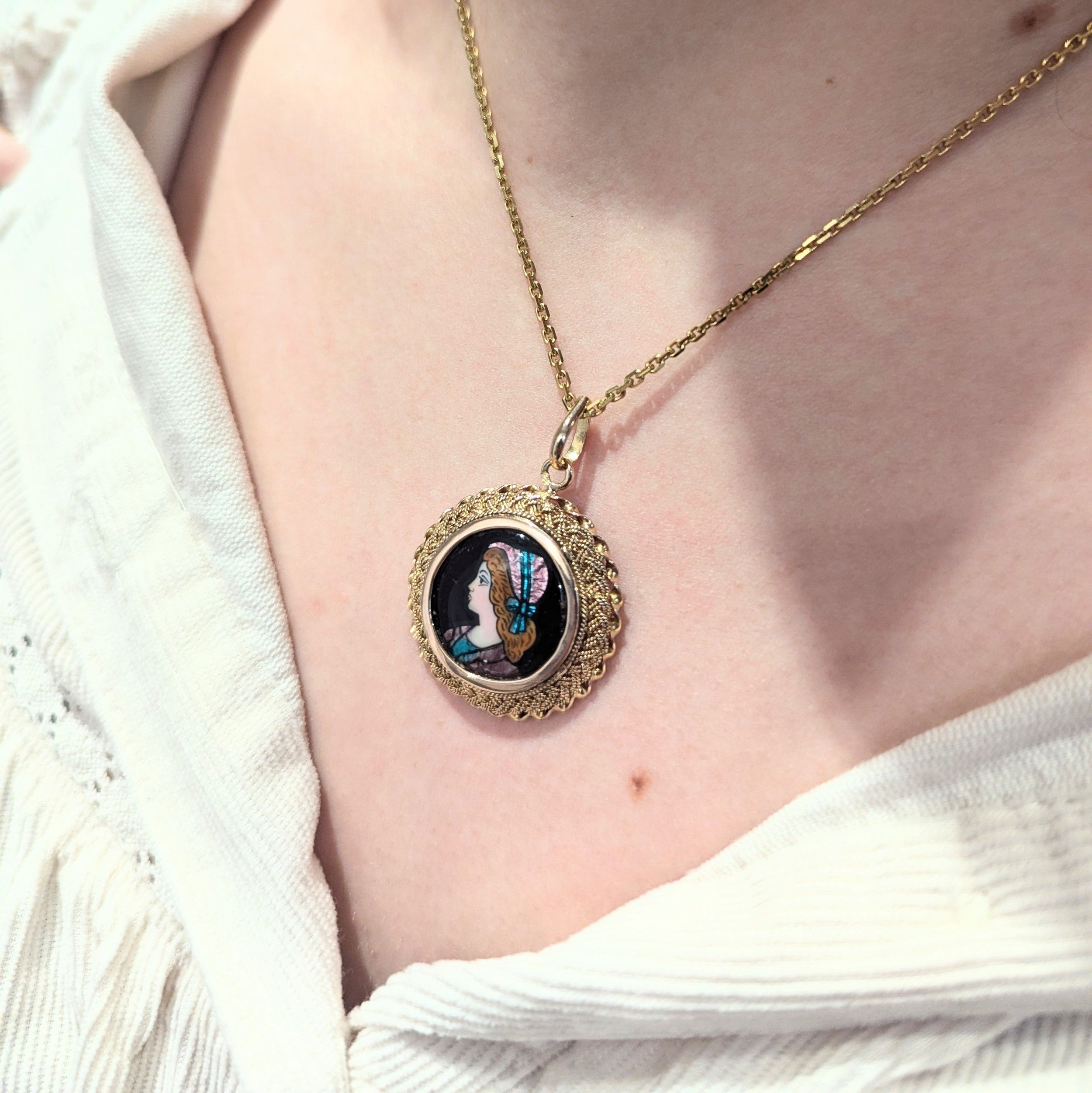 Medal in yellow gold and enamel