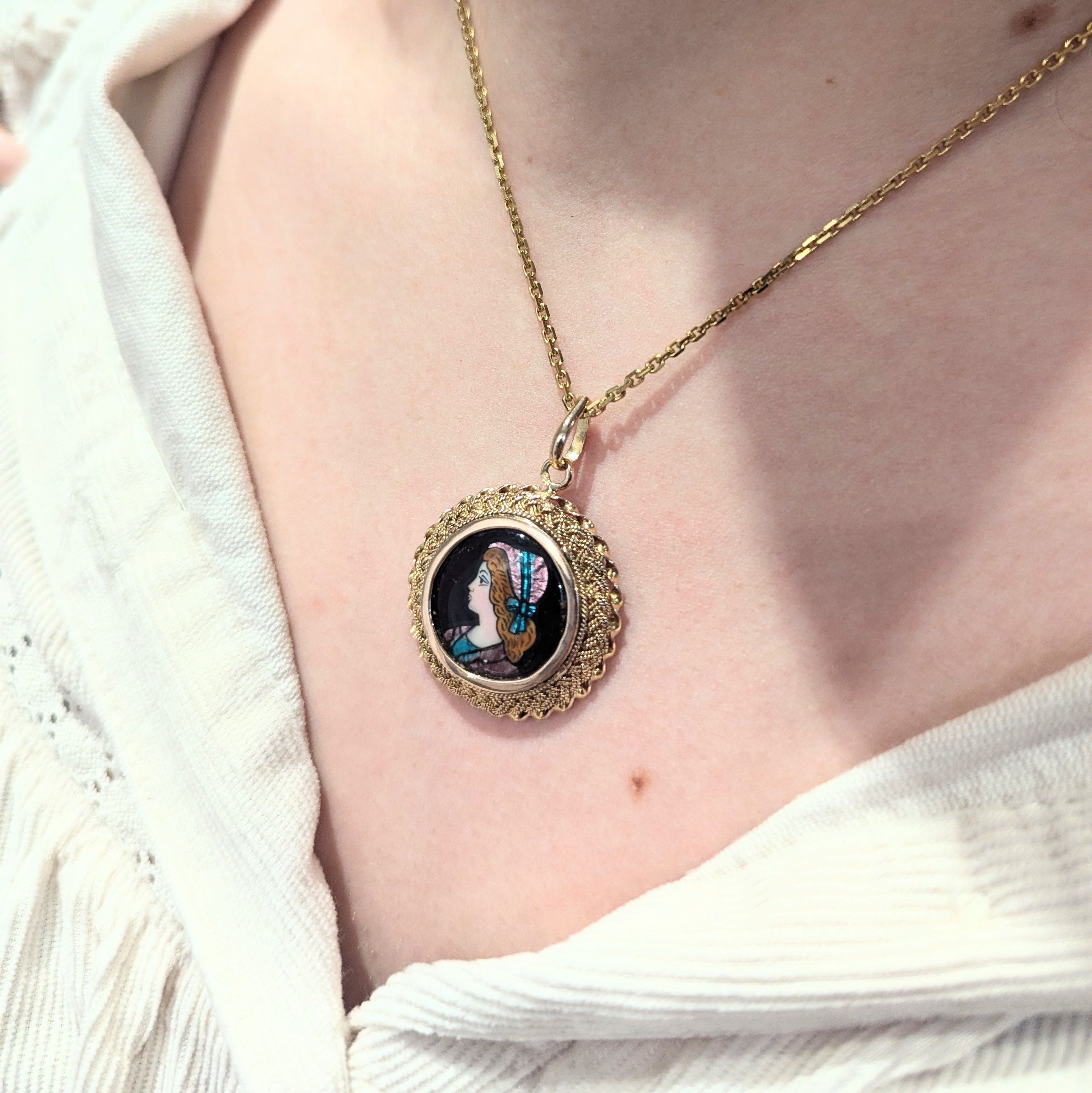 Pendentif en or jaune et émail