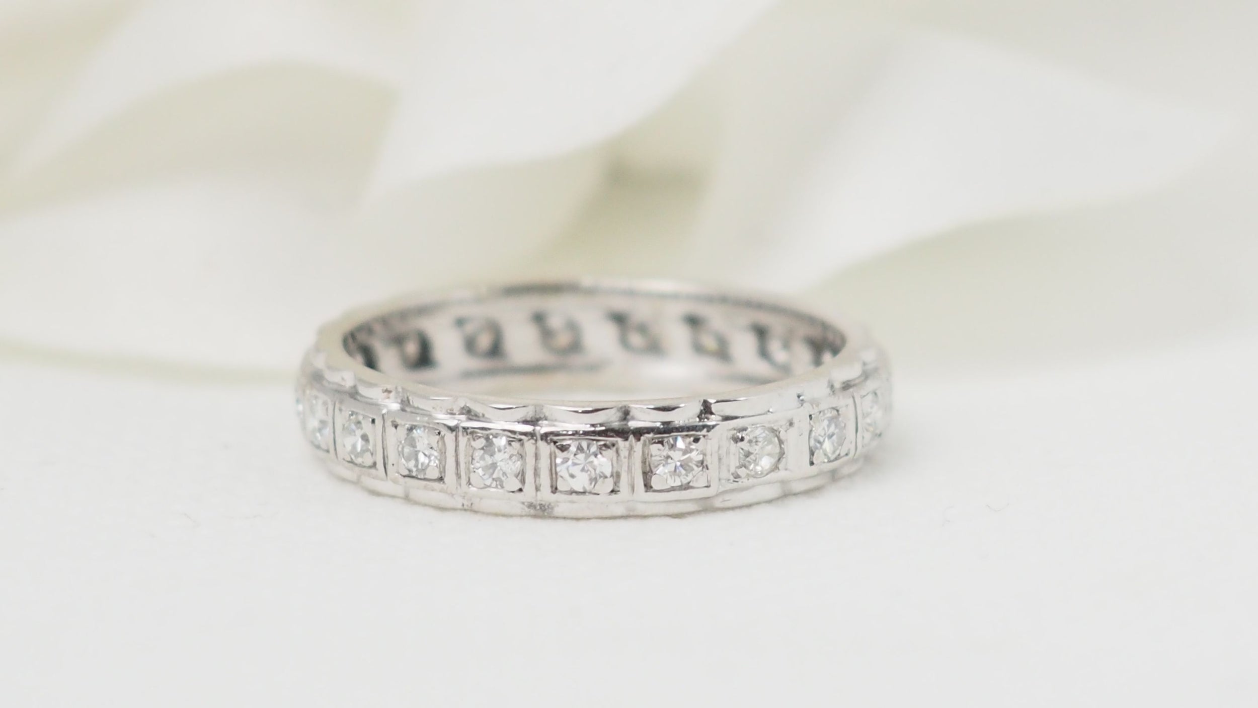 Alliance tour complet en or blanc et diamants