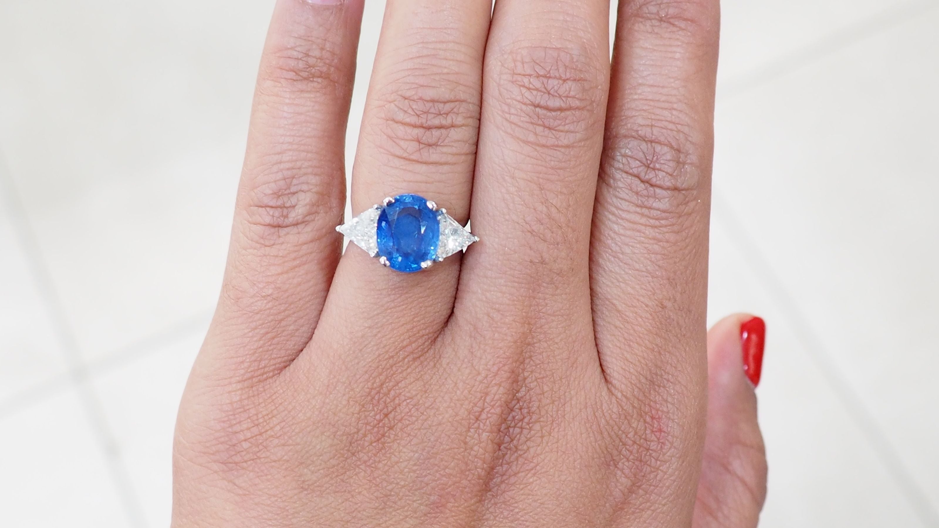 White gold ring with Ceylon sapphire and diamonds