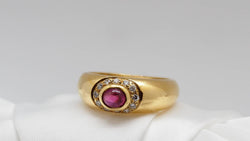 Bague en or jaune, rubis et diamants