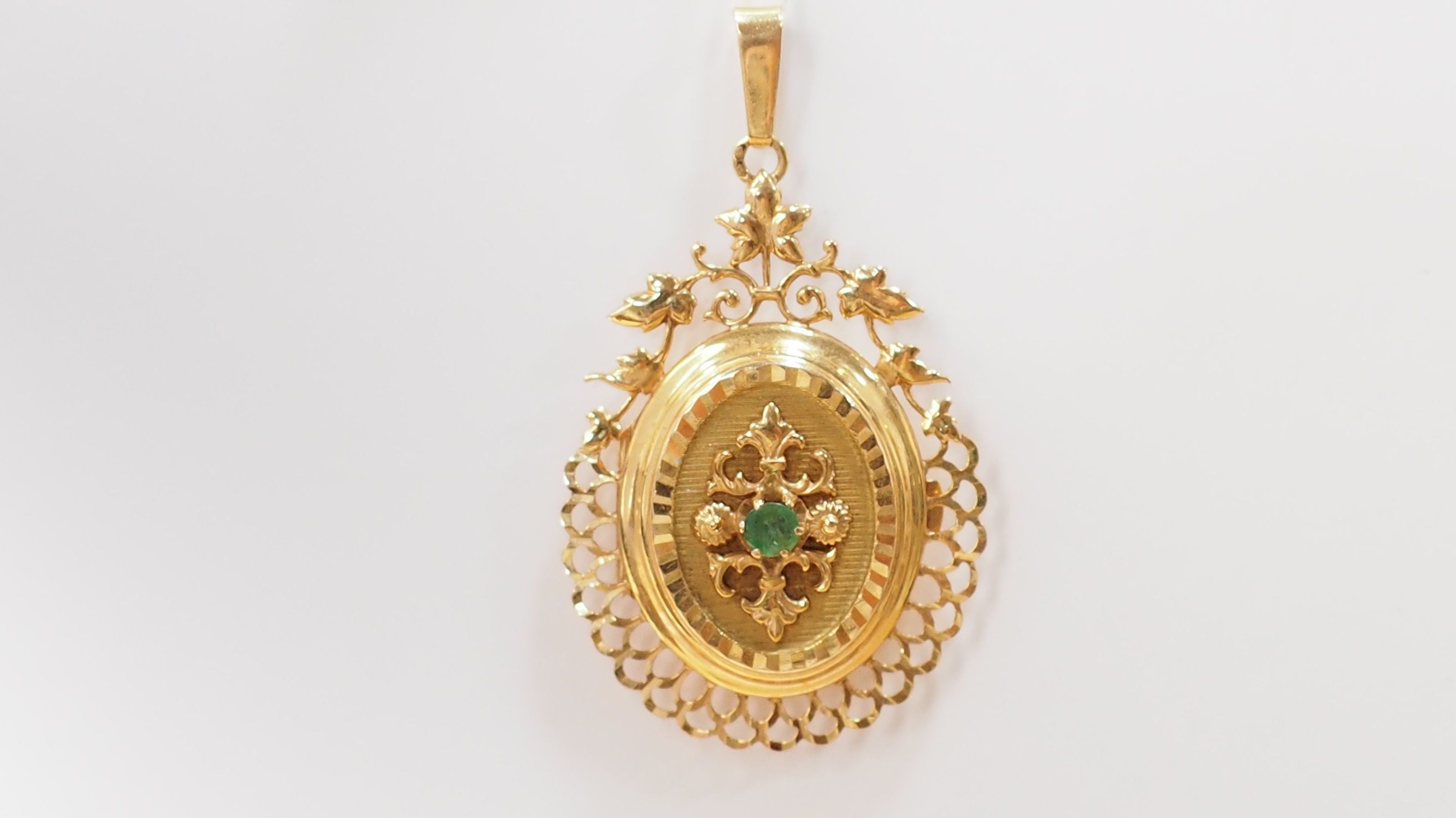 Yellow gold and emerald photo holder pendant