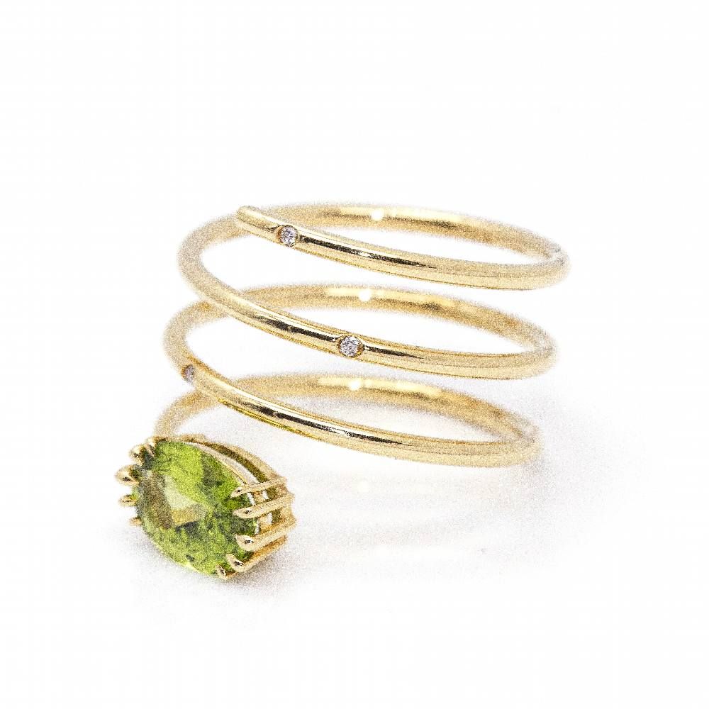 Ring gold and peridot spiral