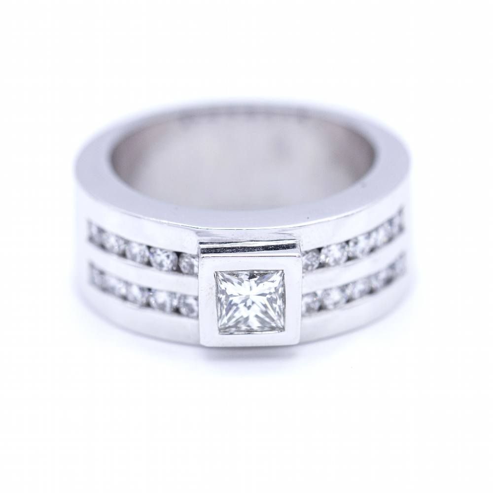 Bague en or blanc avec diamant taille princesse