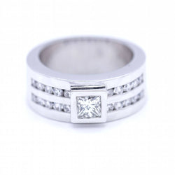 Bague en or blanc avec diamant taille princesse