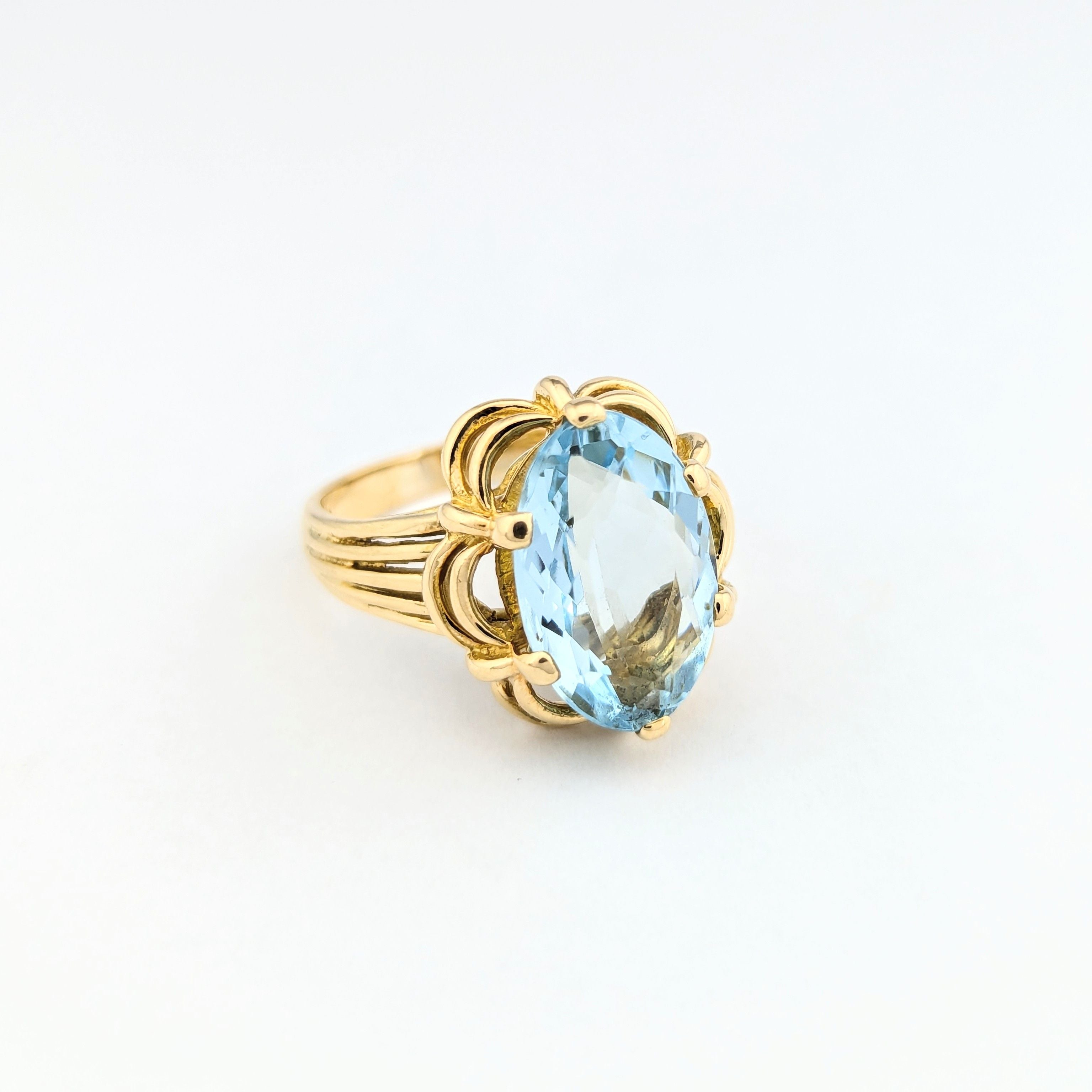 Bague en or jaune et aigue-marine