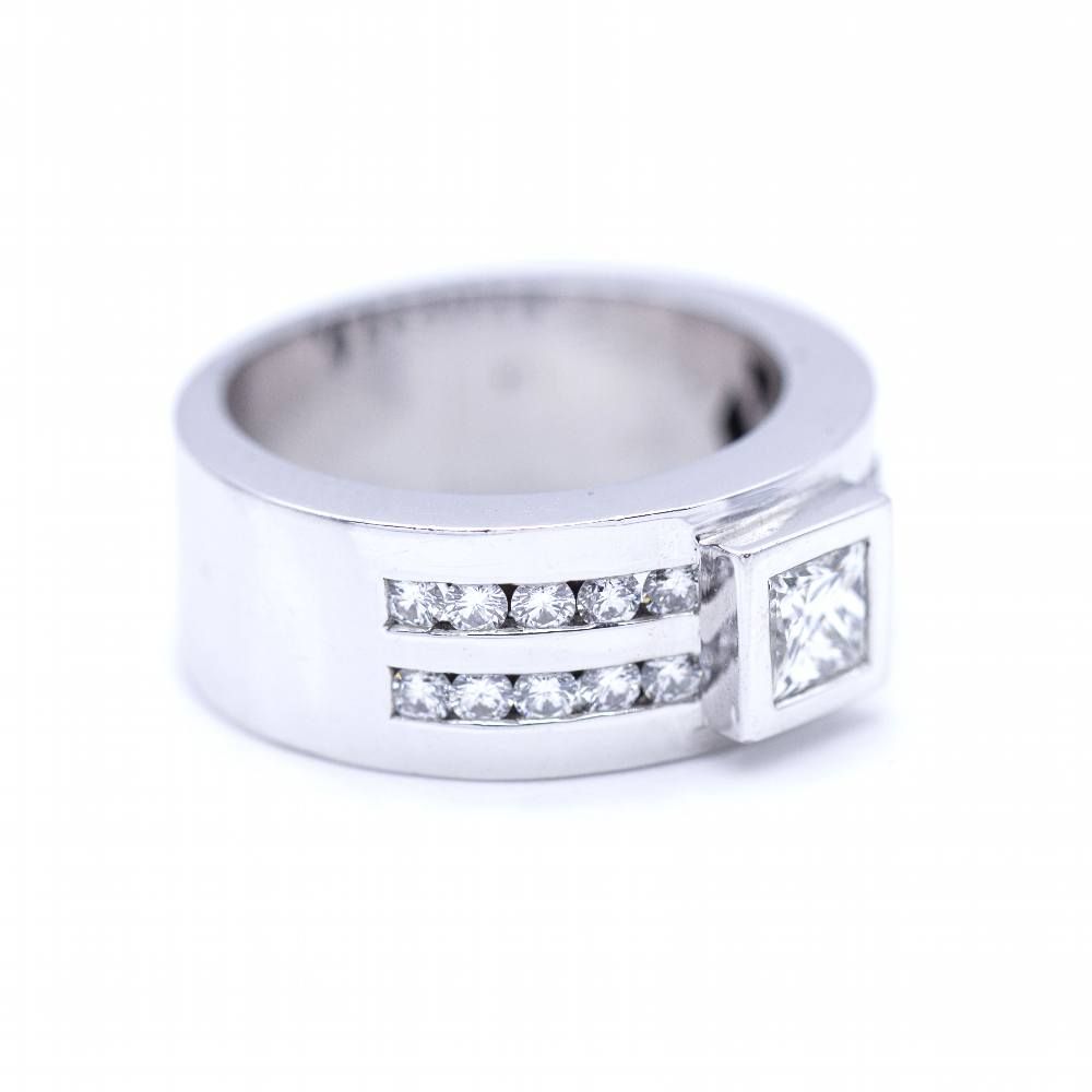 Bague en or blanc avec diamant taille princesse