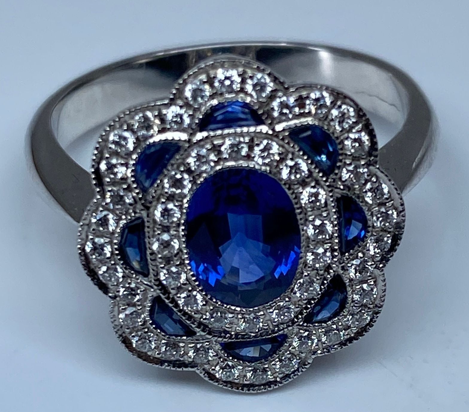 Bague marguerite en or 18 carats en saphirs et diamants