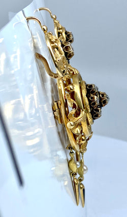 Parure : broche et boucles d’oreilles en or 18 carats, émail, diamants et perles . Epoque Napoléon III.